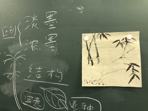 中国語での説明を黒板に書く。